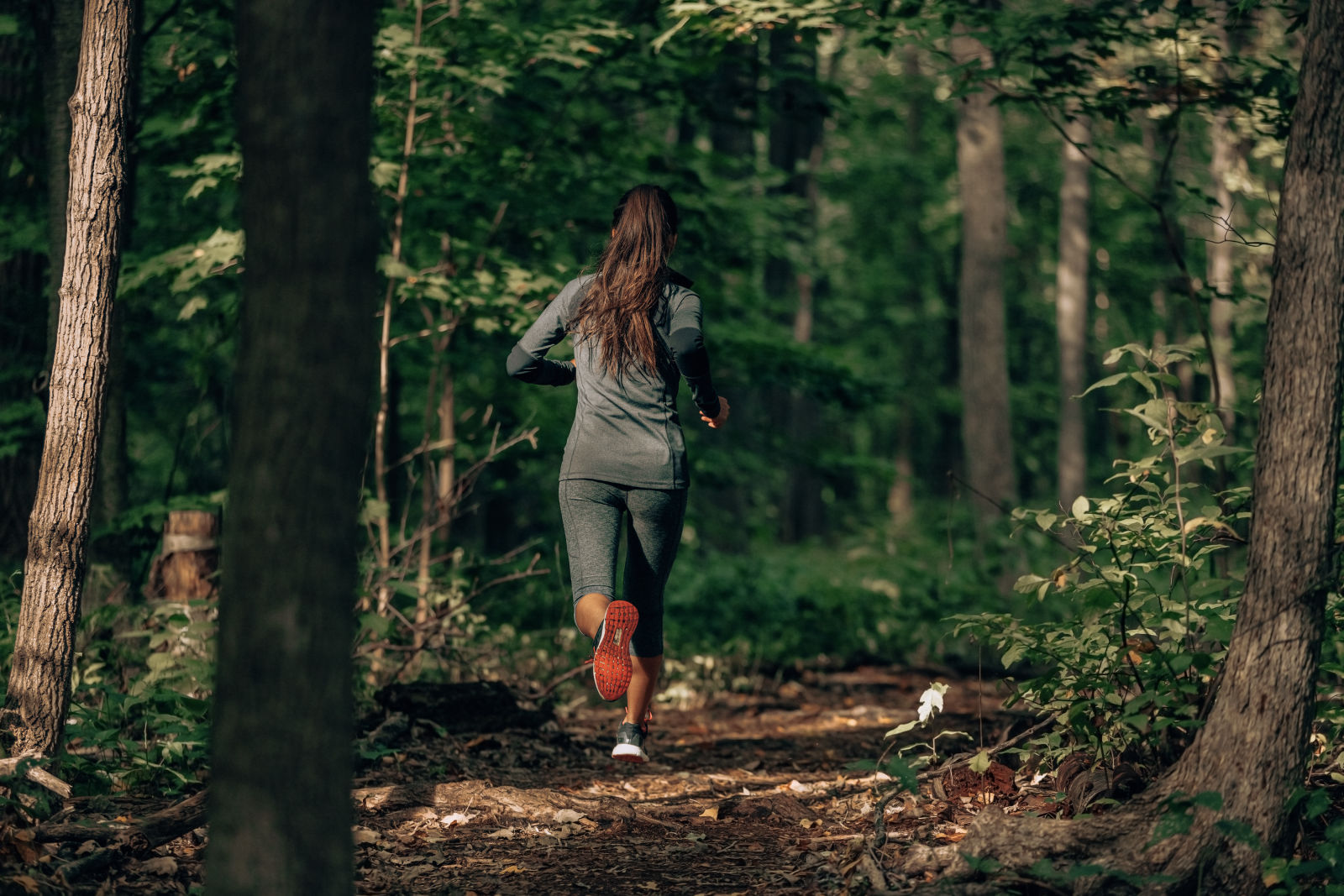 woman in nature/hiking_healthy lifestyle
